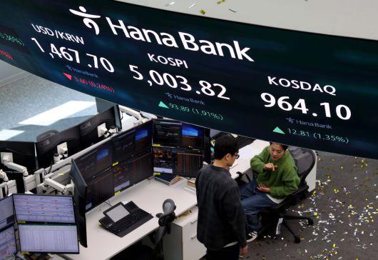 코스피가 사상 처음으로 장중 5000선을 돌파한 22일 오전 서울 중구 하나은행 본점 딜링룸 전광판에 코스피 등 시황이 표시되고 있다. 신태현 기자 holjjak@