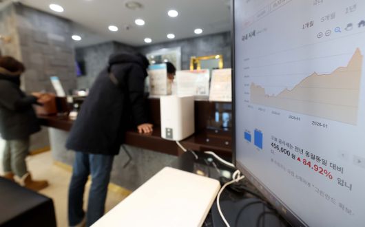 금값이 끝을 모르는 듯 상승하며 금 한돈 가격이 100만 원을 넘어선 가운데 22일 서울 종로구 한국금거래소 모니터에 금시세가 표시되고 있다. 한국금거래소에 따르면 21일 기준 순금 1돈(3.75g) 소비자 매입가격은 100만 9000원으로 100만원 선을 처음으로 돌파했다. 이란 사태와 그린란드 분쟁 같은 국제 정세 불안이 최근 겹치면서, 안전자산을 찾는 수요가 점점 더 강해지고 있다. 신태현 기자 holjjak@