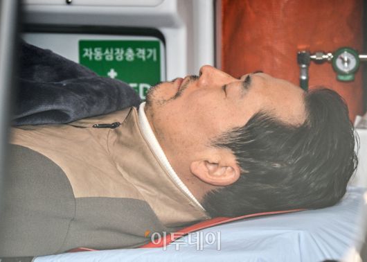 통일교·공천헌금 '쌍특검' 수용을 요구하며 단식 8일째를 맞은 장동혁 국민의힘 대표가 22일 서울 여의도 국회에서 단식 중단을 선언한 뒤 병원으로 이송되고 있다. 고이란 기자 photoeran@