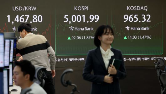 코스피가 사상 처음으로 장중 5000선을 돌파한 22일 오전 서울 중구 하나은행 본점 딜링룸 전광판에 코스피 등 시황이 표시되고 있다. 신태현 기자 holjjak@