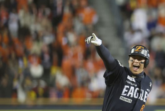 한화 노시환, 작년 연봉 보다 3배 오른 10억원에 사인, 노시환 10억원·문현빈 2억3000만원…한화 이글스 연봉 ‘껑충’