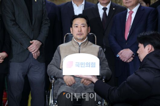 통일교·공천헌금 '쌍특검' 수용을 요구하며 단식 8일째를 맞은 장동혁 국민의힘 대표가 22일 서울 여의도 국회에서 단식 중단을 선언하고 있다. 고이란 기자 photoeran@