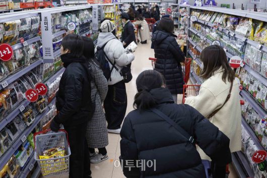 반도체를 중심으로 증시가 호조를 보이며 소비자들의 경제 심리가 한 달 새 다소 개선된 것으로 나타났다. 23일 한국은행이 발표한 '2026년 1월 소비자동향조사 결과'에 따르면 이달 소비자심리지수(CCSI)는 110.8로 전월 대비 1.0포인트 상승했다. 지난해 12월 환율 우려 등으로 주춤했던 소비심리는 새해 들어 수출 증가세와 정부의 경제성장전략에 대한 기대감이 반영되며 회복세로 돌아섰다. 이날 서울 시내 한 대형마트를 찾은 시민들이 장을 보고 있다. 조현호 기자 hyunho@