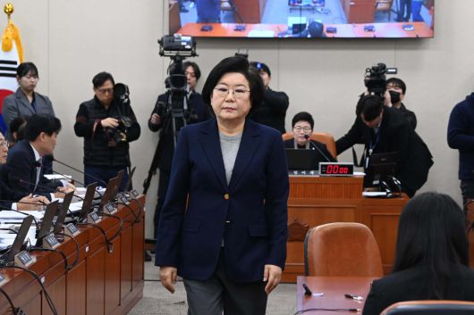 이혜훈 기획예산처 장관 후보자가 23일 오전 서울 여의도 국회 재정경제기획위원회에서 열린 인사청문회에서 임이자 위원장에게 선서문을 전달한 뒤 자리로 이동하고 있다. 신태현 기자 holjjak@