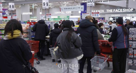 반도체를 중심으로 증시가 호조를 보이며 소비자들의 경제 심리가 한 달 새 다소 개선된 것으로 나타났다. 23일 한국은행이 발표한 '2026년 1월 소비자동향조사 결과'에 따르면 이달 소비자심리지수(CCSI)는 110.8로 전월 대비 1.0포인트 상승했다. 지난해 12월 환율 우려 등으로 주춤했던 소비심리는 새해 들어 수출 증가세와 정부의 경제성장전략에 대한 기대감이 반영되며 회복세로 돌아섰다. 이날 서울 시내 한 대형마트를 찾은 시민들이 장을 보고 있다. 조현호 기자 hyunho@