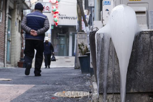 영하 10도 안팎의 한파가 닷새째 이어진 23일 서울 용산구 동자동 쪽방촌 골목에 얼음이 얼어 있다. 조현호 기자 hyunho@