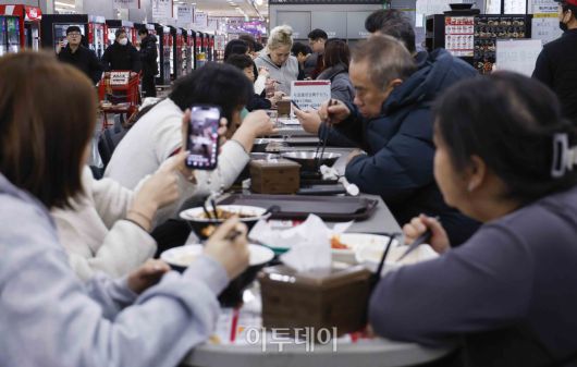 반도체를 중심으로 증시가 호조를 보이며 소비자들의 경제 심리가 한 달 새 다소 개선된 것으로 나타났다. 23일 한국은행이 발표한 '2026년 1월 소비자동향조사 결과'에 따르면 이달 소비자심리지수(CCSI)는 110.8로 전월 대비 1.0포인트 상승했다. 지난해 12월 환율 우려 등으로 주춤했던 소비심리는 새해 들어 수출 증가세와 정부의 경제성장전략에 대한 기대감이 반영되며 회복세로 돌아섰다. 이날 서울 시내 한 대형마트를 찾은 시민들이 식사를 하고 있다. 조현호 기자 hyunho@