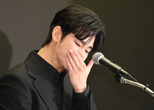 배우 김수현이 지난해 3월 31일 오후 서울 마포구 스탠포드호텔에서 기자회견을 열고 자신을 둘러싼 의혹에 대해 입장을 밝히고 있다. (뉴시스)