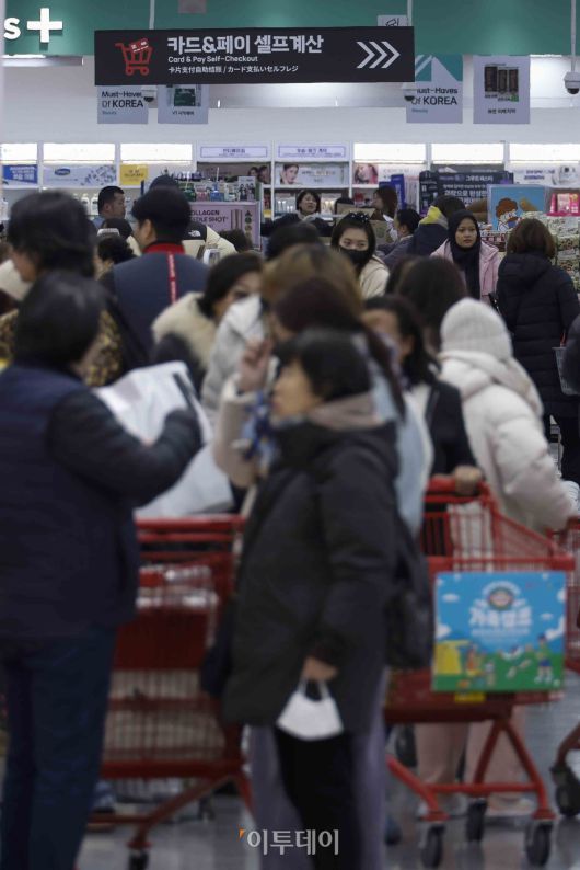 반도체를 중심으로 증시가 호조를 보이며 소비자들의 경제 심리가 한 달 새 다소 개선된 것으로 나타났다. 23일 한국은행이 발표한 '2026년 1월 소비자동향조사 결과'에 따르면 이달 소비자심리지수(CCSI)는 110.8로 전월 대비 1.0포인트 상승했다. 지난해 12월 환율 우려 등으로 주춤했던 소비심리는 새해 들어 수출 증가세와 정부의 경제성장전략에 대한 기대감이 반영되며 회복세로 돌아섰다. 이날 서울 시내 한 대형마트를 찾은 시민들이 장을 보고 있다. 조현호 기자 hyunho@