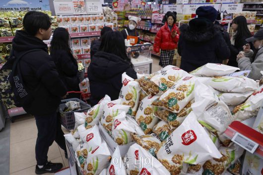 반도체를 중심으로 증시가 호조를 보이며 소비자들의 경제 심리가 한 달 새 다소 개선된 것으로 나타났다. 23일 한국은행이 발표한 '2026년 1월 소비자동향조사 결과'에 따르면 이달 소비자심리지수(CCSI)는 110.8로 전월 대비 1.0포인트 상승했다. 지난해 12월 환율 우려 등으로 주춤했던 소비심리는 새해 들어 수출 증가세와 정부의 경제성장전략에 대한 기대감이 반영되며 회복세로 돌아섰다. 이날 서울 시내 한 대형마트를 찾은 시민들이 장을 보고 있다. 조현호 기자 hyunho@