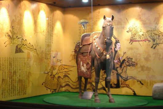 고대 말갖춤을 복원해 화려한 꾸며진 말모형이 한국마사회 말박물관에 전시된 모습.