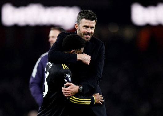 25일(현지시간) 영국 런던 에미레이츠 스타디움에서 열린 프리미어리그(PL) 아스널과 맨체스터 유나이티드의 경기 후 맨유의 아마드 디알로가 마이클 캐릭 감독과 함께 승리를 기뻐하고 있다.