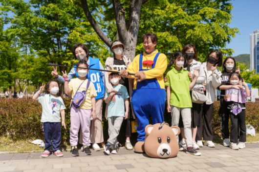 ▲ 더불어민주당 변성완 부산시장 예비후보가 5일 부산시민공원에서 곰돌이 인형탈을 쓰고 시민들과 사진을 찍고 있다. ⓒ변성완 캠프 제공