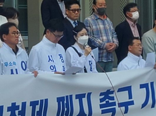 ▲무소속으로 이번 지방선거에 출마한 이상우·권석환·송재향·정광지·주재현·문갑태·정경철 등 현역의원 7명이 지지자들과 함께 11일 여수시청 본관 입구에서 기자회견을 열고 있는 가운데 주재현 의원의 딸이 눈물을 흘리며 지지를 호소하고 있다. ⓒ프레시안(진규하)