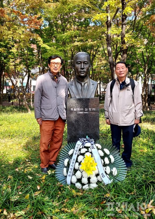 ▲전윤수 민주평통 보령시협의회장(좌측)과 김정원 전 보령시의회 의장이 김광제 선생의 흉상에 헌화하고 기념사진을 찍고 있다.  김 전의장은 마산에 있던 김선생의 유해가 보령 평리로 이장되자 묘역 정비사업이 끝날 때까지 예산 확보 등을 위해 최선을 다했다.   ⓒ프레시안(이상원)