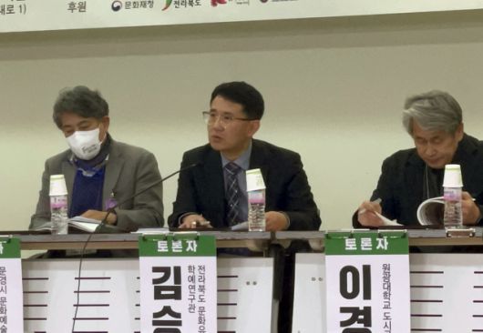 ▲3일 국회에서 열린 '후백제 역사문화권 정비방향 토론회'에서 김승대 전북도 학예연구관이 토론자 발표를 하고 있다. ⓒ프레시안