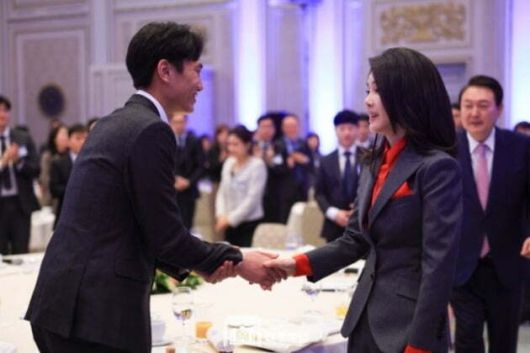 ▲김건희 영부인이 지난달 23일 복지노동 현장 종사자 초청 오찬에서 참석자와 악수하는 모습. ⓒ대통령실 제공