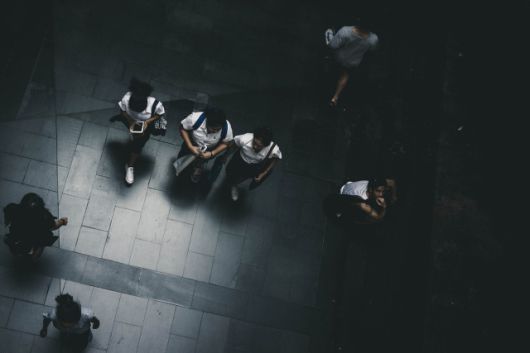 ▲교복 차림의 학생들이 어두운 거리를 지나고 있다. (기사 내용과 사진 속 인물은 관계없음) ⓒpixabay.com