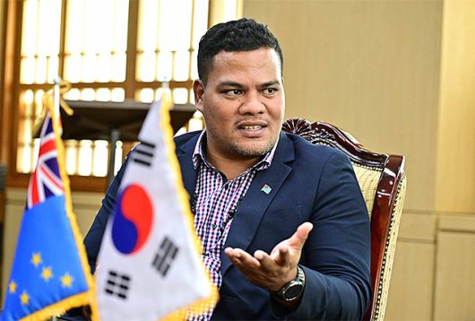 ▲ 사이먼 코페 투발루 외무장관이 3월 31일 외교부 청사에서 취재진의 질문에 답하고 있다. ⓒ외교부