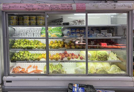 ▲ 투발루의 한 슈퍼마켓에서 판매되고 있는 채소 및 과일. 한국의 일반적인 기업형 슈퍼마켓(SSM) 규모의 매장에서 판매되는 채소와 과일은 진열장에 있는 것이 전부다. ⓒ외교부 공동취재단(=투발루)