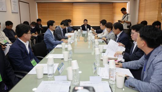 ▲16일 경기도 성남시 중원구 샤니 제빵공장에서 국회 환경노동위원회 박정 위원장(가운데)이 발언하고 있다. 최근 SPC 계열 샤니 제빵공장에서 50대 근로자 A씨가 근무 중 다쳐 심정지 상태로 병원에 옮겨졌으나 결국 숨졌다. ⓒ연합뉴스