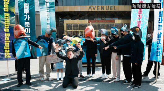 ▲ 해양생물의 탈을 쓴 시민 활동가들이 롯데그룹 신동빈 대표의 방류 책임 방기를 규탄하는 퍼포먼스를 펼치고 있다. ⓒ동물해방물결