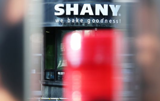 ▲지난 8월 8일 작업 중이던 근로자가 기계에 끼여 크게 다치는 사고가 발생한 SPC 계열사 경기 성남 샤니 제빵공장의 전 생산 라인이 가동 중단됐다. 사진은 이날 오후 경기도 성남시 샤니 공장 모습. ⓒ연합뉴스