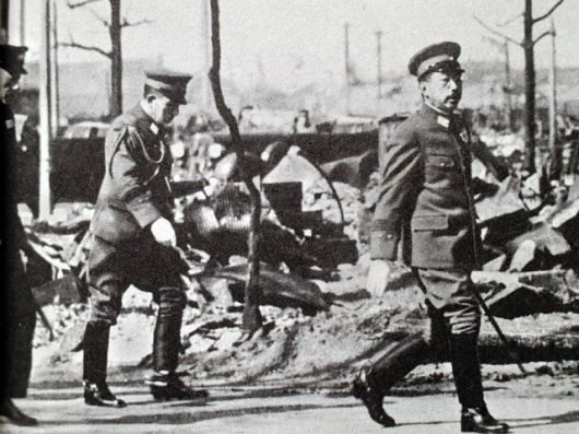 ▲ 도쿄대공습 8일 뒤인 1945년 3월18일 피해지역을 돌아보고 있는 히로히토 일왕. Ⓒ니시다 세추오