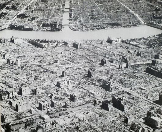 ▲ 1945년 3월10일 밤 B-29 폭격기의 공습으로 27만 채의 주택이 잿더미가 된 도쿄 전경. 6시간 동안의 공습은 조선인 1만 명을 포함해 10만 명 가까운 사망자를 냈다.