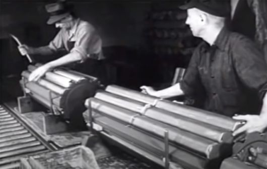 ▲ 미 군수노동자들이 네이팜탄 38개를 묶어 집속탄으로 마무리하는 모습. 네이팜탄은 1945년 일본 주요 도시들의 주거지역들을 초토화시켰다.