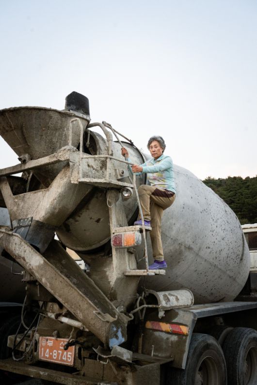 ▲<프레시안>은 지난달 24일 부산 기장군의 한 건설현장을 찾아 레미콘 기사로 25년째 일하고 있는 정정숙씨를 만났다. ⓒ황지현