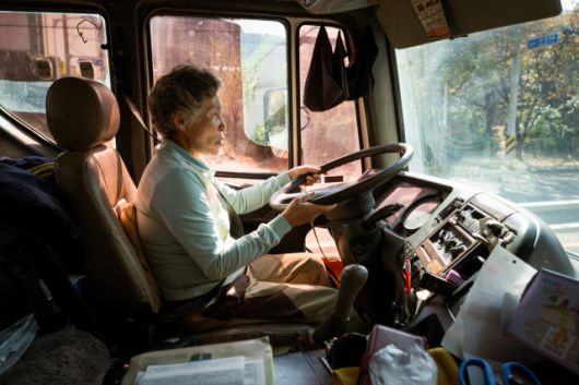 ▲<프레시안>은 지난달 24일 부산 기장군의 한 건설현장을 찾아 레미콘 기사로 25년째 일하고 있는 정정숙 씨를 만났다. ⓒ황지현