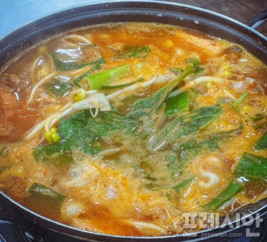 ▲ 참샘송어직판장의 송어매운탕은 송어육수와 채수가 어우러져 깔끔한 감칠맛을 보여준다. ⓒ 프레시안(문상윤)