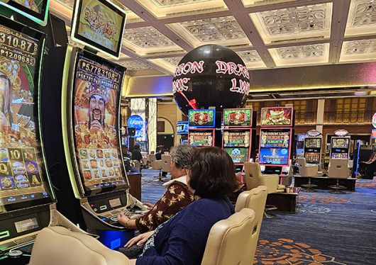 ▲필리핀 마닐라의 한 카지노에 설치된 슬롯머신에서 고객이 게임을 즐기고 있다. ⓒ프레시안