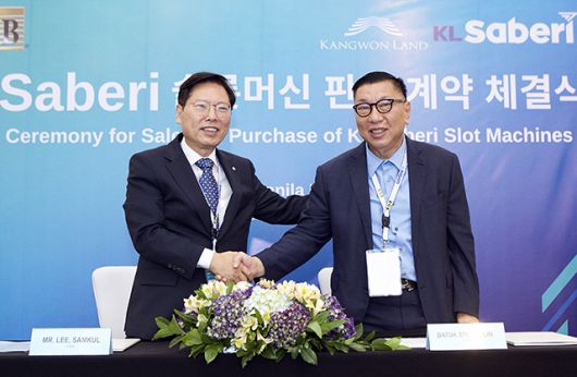 ▲지난 1월 12일 필리핀 마닐라베이 호텔에서 이삼걸 강원랜드 사장이 동남아시아 슬롯머신 유통사 RGB와 슬롯머신 30대 판매 계약 체결식을 갖고 있다. ⓒ강원랜드