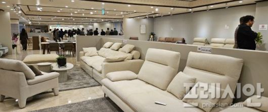 ▲에몬스 대리점주들이 6일 본사 전시장에서 2024년 발표될 새로운 가구들을 품평하고 있다. ⓒ박진영 기자