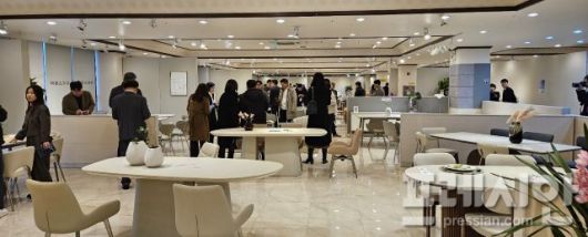 ▲에몬스 대리점주들이 6일 본사 전시장에서 2024년 발표될 새로운 가구들을 품평하고 있다. ⓒ박진영 기자