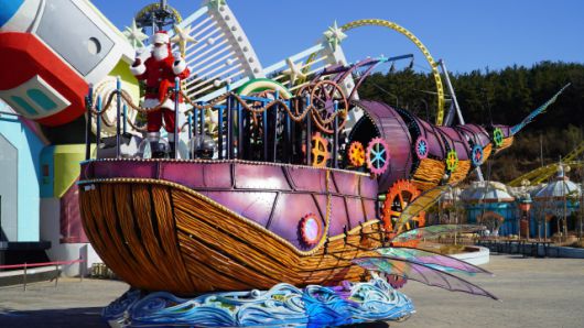 ▲경남마산로봇랜드에서는 올 겨울 10m 길이의 대형 고래 퍼레이드카와 산타가 함께하는 포토타임을 겨울 시즌 상시 진행한다. ⓒ로봇랜드