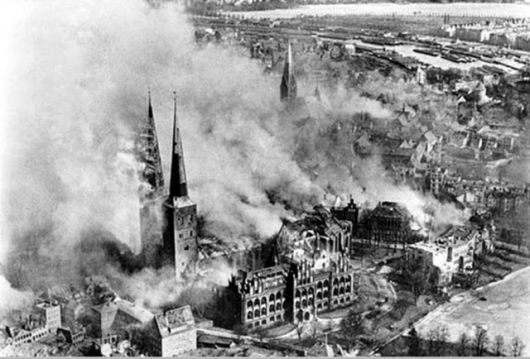 ▲ 1942년 5월 연합군의 공습을 받는 쾰른. 쾰른대성당은 큰 피해를 입진 않았지만 주변지역은 초토화됐다. ⓒ위키미디어