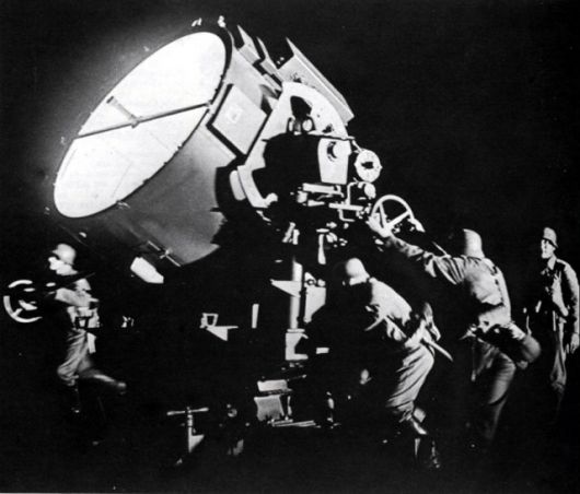 ▲ 조명 장치를 작동중인 독일의 대공 방어요원들. 압도적인 연합군 공군력에 밀려 독일은 전쟁 막판에 대공방어를 사실상 포기했다. ⓒ위키미디어