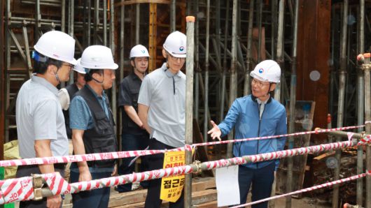 ▲이정식 고용노동부 장관이 지난달 8일 서울 중구 근린생활시설 신축 현장을 방문해 집중호우와 폭염 대비 관리실태를 점검하고 있다. ⓒ연합뉴스
