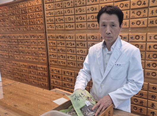 ▲생생한약방에서 한약을 조제하고 있는 이홍신 원장. ⓒ