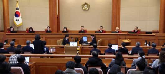 ▲윤석열 대통령 탄핵 심판의 두번째 변론기일인 1월 16일 오후 서울 종로구 헌법재판소에 정계선(왼쪽부터), 김복형, 정정미, 이미선, 문형배, 김형두, 정형식, 조한창 헌재 재판관들이 심판정에 앉아 있다. ⓒ연합뉴스