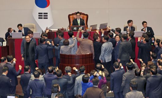 ▲우원식 국회의장이 작년 12월 27일 오후 국회 본회의에서 한덕수 국무총리 탄핵소추안 가결 의결정족수에 대한 설명(재적의원 과반수 찬성)을 하자 국민의힘 의원들이 항의하고 있다. ⓒ연합뉴스