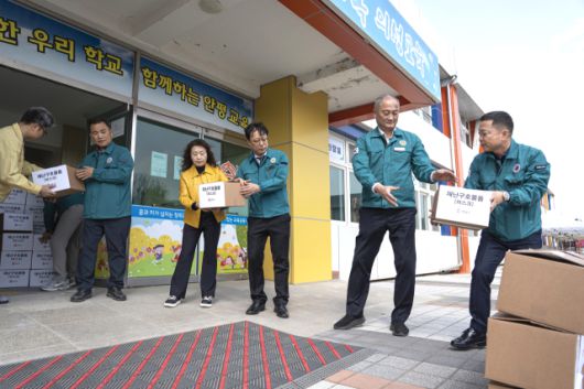 ▲경북교육청은 의성산불로 연기와 미세먼지 피해발생이 우려되는 의성군과 안동시에 위치한 유․초․중․고 학생과 교직원 등에게 24일 마스크 10만장을 긴급 지원했다.ⓒ경북교육청