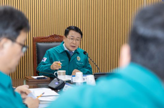 ▲정헌율 전북자치도 익산시장이 24일 "산불 취약지역을 중심으로 예찰 활동을 강화하고 예방 활동도 철저히 하라"고 시청 해당부서에 긴급 지시를 내렸다. ⓒ익산시