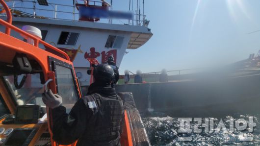 ▲목포해경이 중국어선 검문검색을 위해 등선하고 있다. ⓒ목포해양경찰서