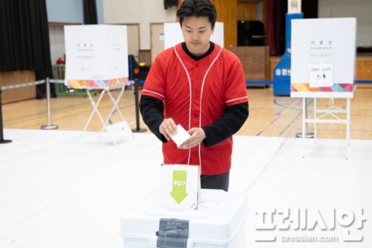 ▲ 국민의힘 강형석 후보가 사전투표소를 찾아 투표하고 있다. ⓒ프레시안(문상윤)