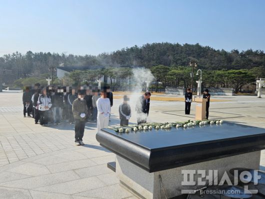▲국립5·18민주묘지에서 참배하고 있는 동산초등학교 학생들ⓒ광주시교육청