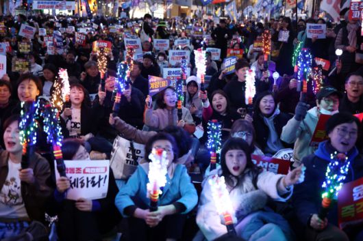 ▲윤석열 대통령 탄핵심판 선고를 하루 앞둔 3일 서울 종로구 안국역 인근에서 '윤석열 8대0 파면을 위한 끝장 대회’가 열리고 있다. ⓒ연합뉴스
